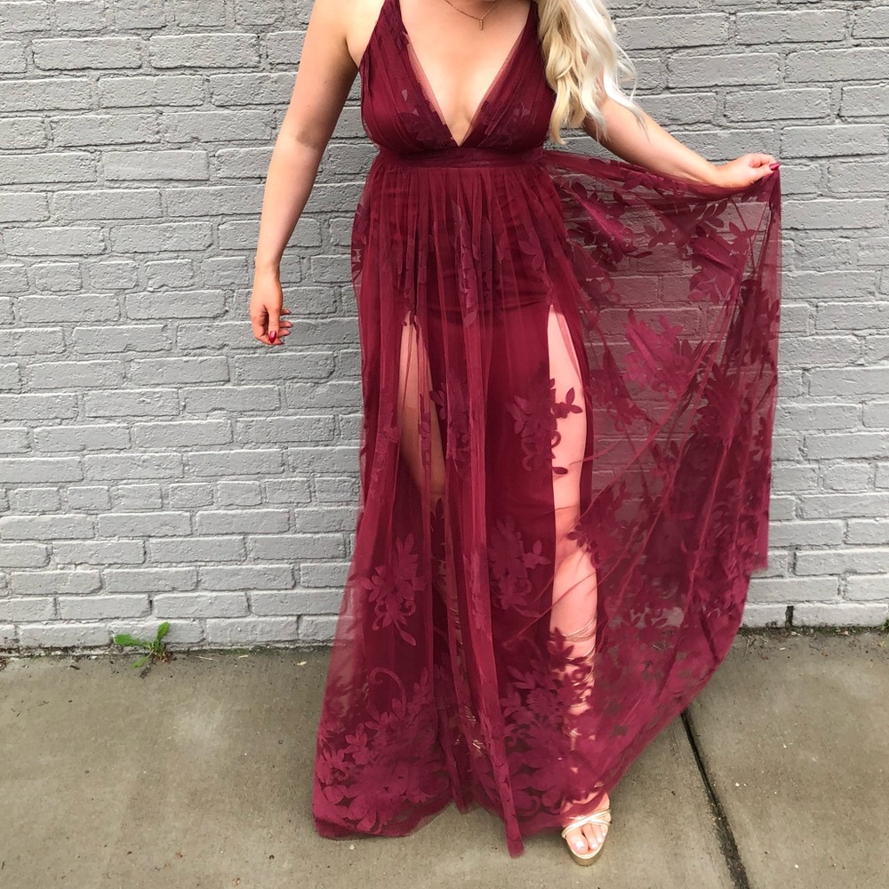 Showpo.💃🏼Size S Marissa Velvet Applique Tulle Plunge Maxi Dress in Wine